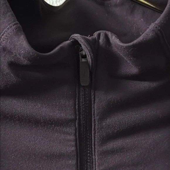 Lululemon Toasty Tech 1/2 Zip Size 6 with Gorgeous Sleeve Detail - Picture 5 of 12